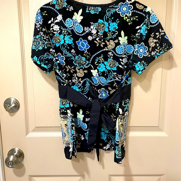 Los Angeles Robe Inc. floral scrub top -SZ S - Picture 2 of 5